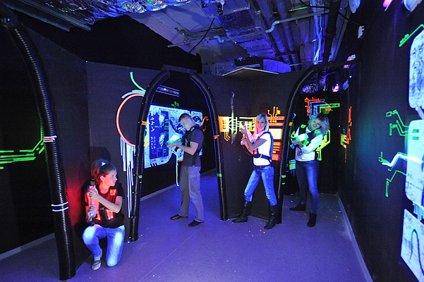 Игра в лазертаг во Владимире. Сервис Ultra Подарки. Купить лазертаг в городе Владимирf. Попробуйте лазерный пейнтбол в лазертаг клубе. Цены на лазертаг. Сервис: UltraPodarki.ru 8 800 505 95 30. Лазертаг во Владимире, купить лазертаг Владимир, лазертаг, купить лазертаг, лазерный пейнтбол Владимир, лазертаг для детей Владимир, лазертаг клуб, лазертаг клуб Владимир