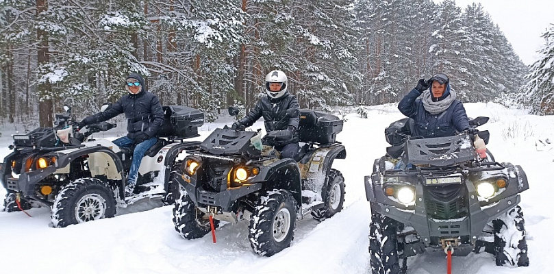 Прогулки на квадроциклах во Владимире. Подарочные сертификаты Ultra Подарки. Подарочный сертификат на прогулки на квадроциклах во Владимире. Закажите Прогулки на квадроциклах и наслаждайтесь активным отдыхом с друзьями. Выбирайте живописные маршруты для езды на квадроциклах. Сервис UltraPodarki.ru 8-800-505-95-30. Прогулкина квадроциклах, Прогулки на квадроциклах Владимир, прокат квадроциклов, прокат квадроциклов Владимир, езда на квадроцикле, езда на квадроцикле Владимир, катание на квадроциклах зимой, Катание на квадроциклах летом, сертификат на катание на квадроциклах, сертификат квадроциклы, сертификат квадроциклы Владимир