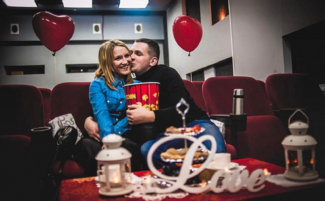 Романтическое свидание в кинотеатре во Владимире. Ultra Подарки. Купить романтическое свидание в кинотеатре во Владимире. Подарите самым близким незабываемые моменты и признайтесь в искренних чувствах. Сервис UltraPodarki.ru 8-800-505-95-30. Романтическое свидание в кинотеатре во Владимире, свидание во Владимире, свидание в кинотеатре, сертификат на свидание в кинотеатре, сертификат на свидание во Владимире, купить свидание, купить свидание Владимир, первое свидание, девушка свидание, хороший кинотеатре, романтический кинотеатре, романтический вечер, романтический ужин, романтические любимому, романтическая музыка