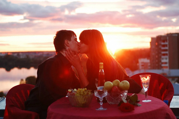 Романтическое свидание на крыше во Владимире. Ultra Подарки. Купить романтическое свидание на крыше во Владимире. Подарите самым близким незабываемые моменты и почувствуйте друг друга ещё ближе. Сервис UltraPodarki.ru 8 800 505 95 30. Романтическое свидание на крышево Владимире, свидание на крышево Владимире, свидание, сертификат на свидание на крыше, сертификат на свидание во Владимире, купить свидание на крыше, купить свидание Владимир