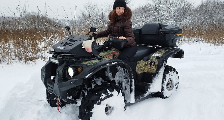 Прогулки на квадроциклах во Владимире. Подарочные сертификаты Ultra Подарки. Подарочный сертификат на прогулки на квадроциклах во Владимире. Закажите Прогулки на квадроциклах и наслаждайтесь активным отдыхом с друзьями. Выбирайте живописные маршруты для езды на квадроциклах. Сервис UltraPodarki.ru 8-800-505-95-30. Прогулкина квадроциклах, Прогулки на квадроциклах Владимир, прокат квадроциклов, прокат квадроциклов Владимир, езда на квадроцикле, езда на квадроцикле Владимир, катание на квадроциклах зимой, Катание на квадроциклах летом, сертификат на катание на квадроциклах, сертификат квадроциклы, сертификат квадроциклы Владимир