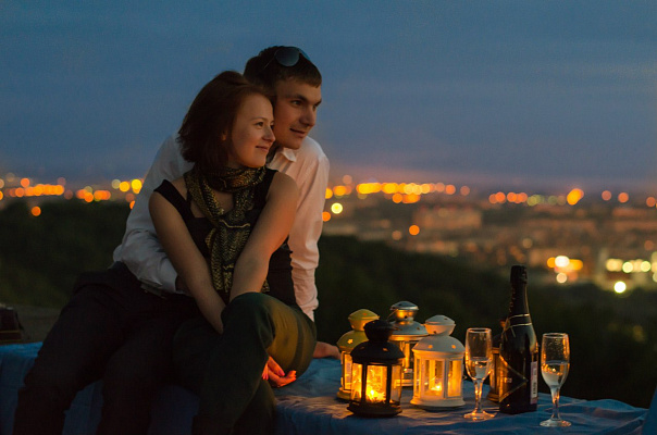 Романтическое свидание на крыше во Владимире. Ultra Подарки. Купить романтическое свидание на крыше во Владимире. Подарите самым близким незабываемые моменты и почувствуйте друг друга ещё ближе. Сервис UltraPodarki.ru 8 800 505 95 30. Романтическое свидание на крышево Владимире, свидание на крышево Владимире, свидание, сертификат на свидание на крыше, сертификат на свидание во Владимире, купить свидание на крыше, купить свидание Владимир